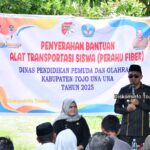 Pastikan Akses Pendidikan Merata, Bupati Ilham Lawidu Salurkan Bantuan Perahu Transportasi Siswa Kepulauan.